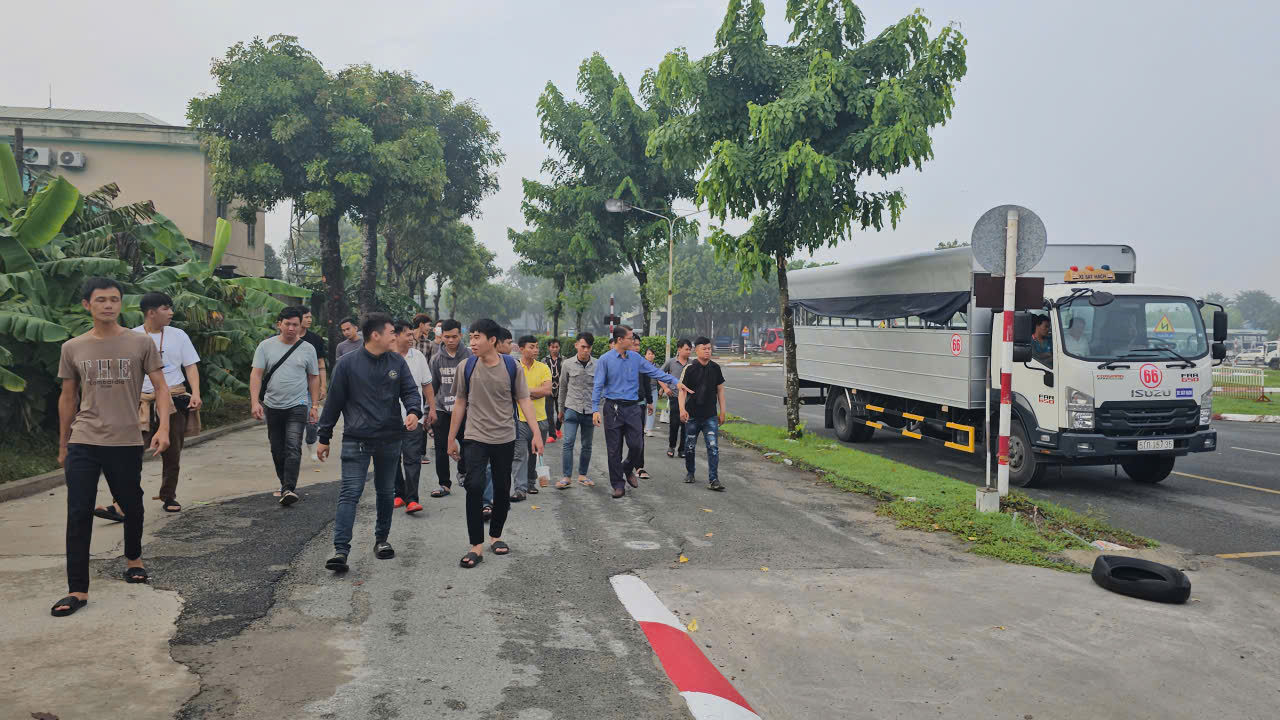 Hướng dẫn học viên học lái xe thầy Tiến