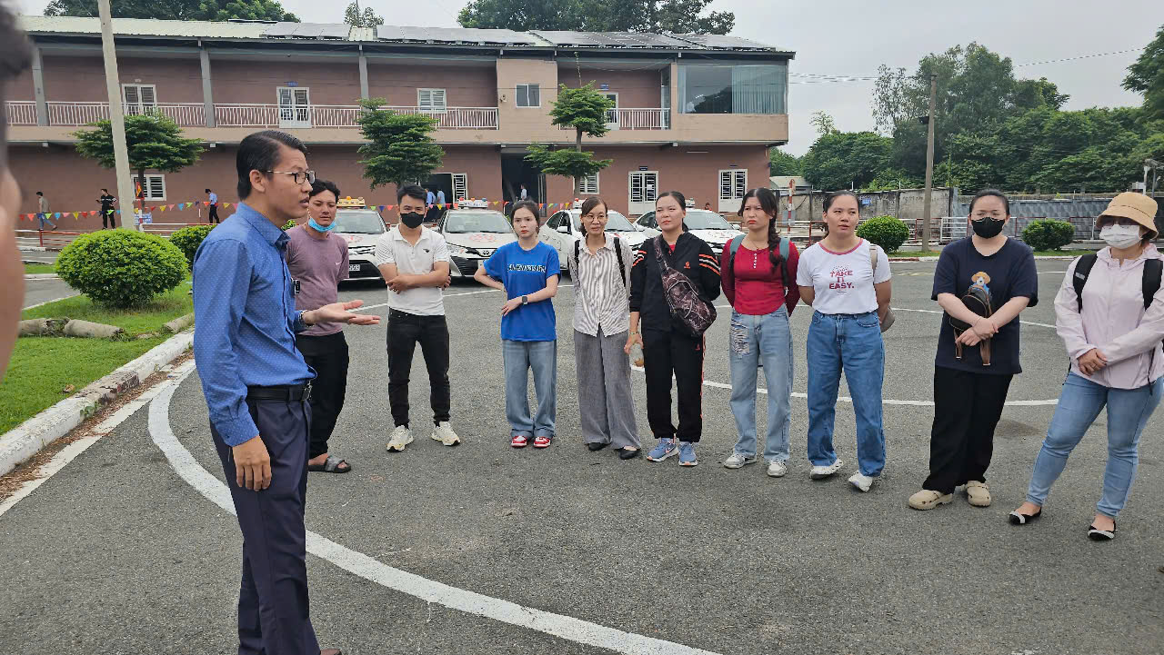 Hướng dẫn học viên học lái xe thầy Tiến